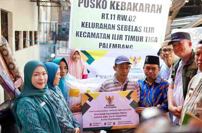 PKK Palembang dan Baznas memberikan sumbangan kepada para korban kebakaran di Jl Slmaet Riyadi, Palembang, JUmat (20/6/2025). Foto: Kominfo Palembang.
