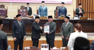Direktur Jenderal Pemeriksaan Keuangan Negara I BPK RI, Sarjono menyerahkan hasil pemeriksaan keuangan daerah TA 2024 kepada Gubernur Sumsel, Herman Deru pada Paripurna XIV DPRD Provinsi Sumsel di Ruang Rapat Paripurna DPRD Sumsel, Rabu (4/6/2025). Foto: Humas Pemprov Sumsel.