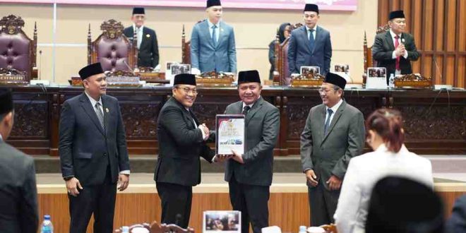 Direktur Jenderal Pemeriksaan Keuangan Negara I BPK RI, Sarjono menyerahkan hasil pemeriksaan keuangan daerah TA 2024 kepada Gubernur Sumsel, Herman Deru pada Paripurna XIV DPRD Provinsi Sumsel di Ruang Rapat Paripurna DPRD Sumsel, Rabu (4/6/2025). Foto: Humas Pemprov Sumsel.