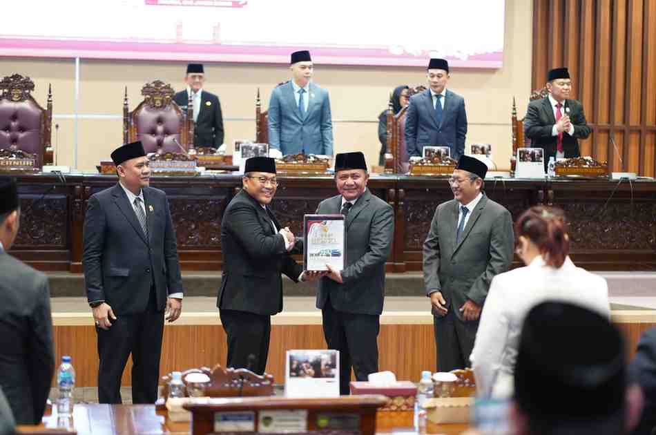 Direktur Jenderal Pemeriksaan Keuangan Negara I BPK RI, Sarjono menyerahkan hasil pemeriksaan keuangan daerah TA 2024 kepada Gubernur Sumsel, Herman Deru pada Paripurna XIV DPRD Provinsi Sumsel di Ruang Rapat Paripurna DPRD Sumsel, Rabu (4/6/2025). Foto: Humas Pemprov Sumsel.