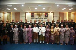 Gubernur Sumsel Herman Deru, Walikota Pagaralam, dan para anggota DPRD setempat usai puncak HUT Kota Pagaralam, Senin (23/6/2025). Foto: Humas Pemprov Sumsel.
