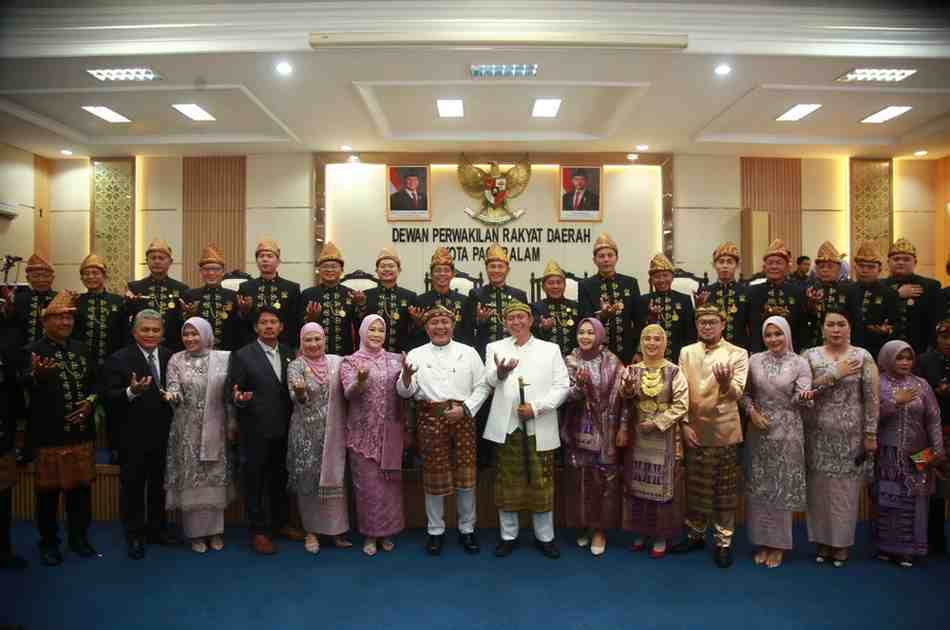 Gubernur Sumsel Herman Deru, Walikota Pagaralam, dan para anggota DPRD setempat usai puncak HUT Kota Pagaralam, Senin (23/6/2025). Foto: Humas Pemprov Sumsel.