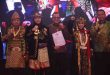 Sekda Sumsel, Edward Candra bersama para pengurus Dewan Pimpinan Daerah (DPD) Barisan Adat Raja Sultan Nusantara (Baranusa) Provinsi Sumsel masa bakti 2025–2030 bertempat di Dining Hall, Jakabaring Sport City (JSC), Palembang, Sabtu (31/5/2025). Foto: Humas Pemprov Sumsel.