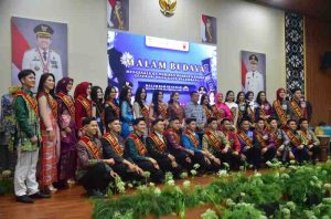 Staf Ahli TP PKK Palembang Putri Azizah Prima Salam bersama peserta kegiatan malam budaya mengenalkan warisan budaya kepada generasi muda, sekaligus ramah tamah bersama finalis bujang gadis Palembang 2025, Sabtu (28/6/2025) malam. Foto: Kominfo Palembang.