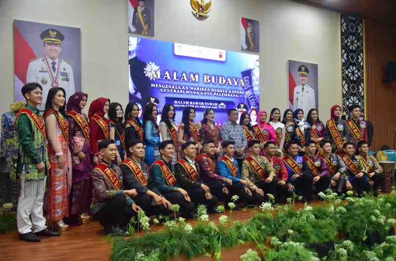 Staf Ahli TP PKK Palembang Putri Azizah Prima Salam bersama peserta kegiatan malam budaya mengenalkan warisan budaya kepada generasi muda, sekaligus ramah tamah bersama finalis bujang gadis Palembang 2025, Sabtu (28/6/2025) malam. Foto: Kominfo Palembang.