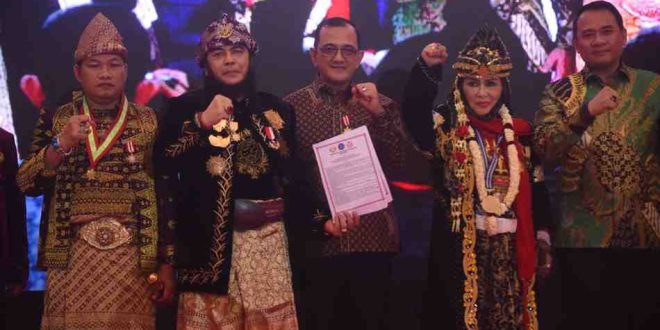 Sekda Sumsel, Edward Candra bersama para pengurus Dewan Pimpinan Daerah (DPD) Barisan Adat Raja Sultan Nusantara (Baranusa) Provinsi Sumsel masa bakti 2025–2030 bertempat di Dining Hall, Jakabaring Sport City (JSC), Palembang, Sabtu (31/5/2025). Foto: Humas Pemprov Sumsel.