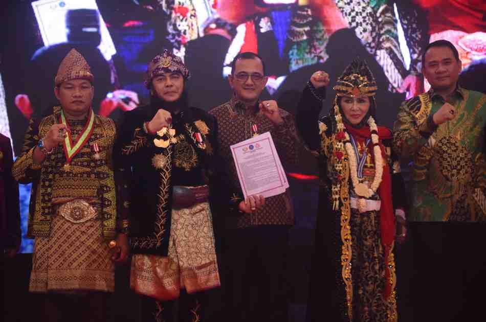 Sekda Sumsel, Edward Candra bersama para pengurus Dewan Pimpinan Daerah (DPD) Barisan Adat Raja Sultan Nusantara (Baranusa) Provinsi Sumsel masa bakti 2025–2030 bertempat di Dining Hall, Jakabaring Sport City (JSC), Palembang, Sabtu (31/5/2025). Foto: Humas Pemprov Sumsel.