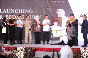 Gubernur Sumsel, Herman Deru dan para penulis saat melaunching buku Politik Akar Rumput Herman Deru, Senin (30/6/2025). Foto: IST/Pantia Lanching.