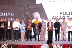 Gubernur Sumsel, Herman Deru dan para penulis saat melaunching buku Politik Akar Rumput Herman Deru, Senin (30/6/2025). Foto: IST/Pantia Lanching.