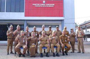 Sekretaris Daerah (Sekda) Kota Palembang, Aprizal Hasyim bersama sejumlah pejabat dan pegawai Kecamatan Sularame, dengan pakaian dinas lengkap. Foto: IST