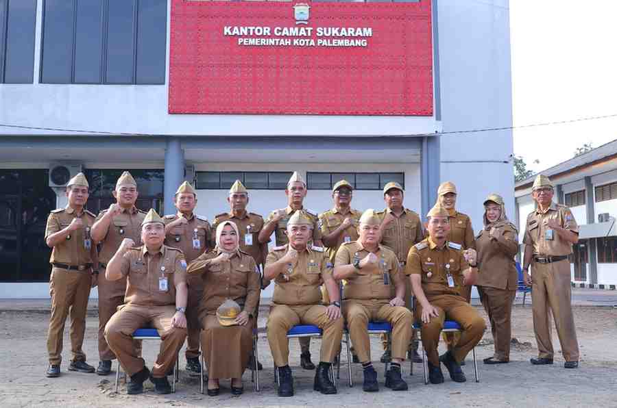 Sekretaris Daerah (Sekda) Kota Palembang, Aprizal Hasyim bersama sejumlah pejabat dan pegawai Kecamatan Sularame, dengan pakaian dinas lengkap. Foto: IST