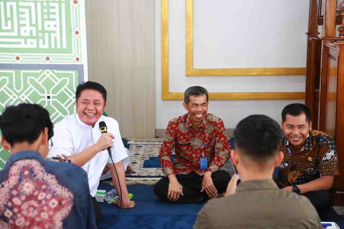 Gubernur Sumsel, Herman Deru saat berdailog dengan sejumlah pegawai di masjid lingkungan Pemprov Sumsel usai sholat Jumat, Jumat (20/6/2025). Foto: Humas Pemprov Sumsel.