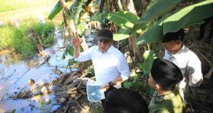Gubernur Sumsel, Herman Deru meninjau lokasi rencana pembangunan kolam retensi di Baturaja, OKU, Sabtu (31/5/2025). Foto: Humas Pemprov Sumsel.