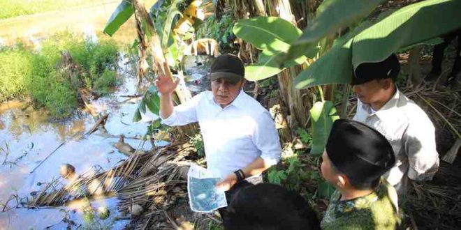 Gubernur Sumsel, Herman Deru meninjau lokasi rencana pembangunan kolam retensi di Baturaja, OKU, Sabtu (31/5/2025). Foto: Humas Pemprov Sumsel.