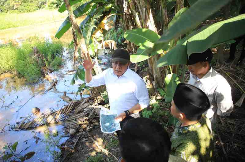 Gubernur Sumsel, Herman Deru meninjau lokasi rencana pembangunan kolam retensi di Baturaja, OKU, Sabtu (31/5/2025). Foto: Humas Pemprov Sumsel.