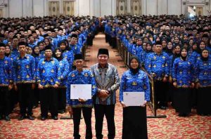 Gubernur Sumsel, Herman Deru bersama ribuan PPPK yang baru dilantik, Kamis (5/6/2025). Foto: Humas Pemprov Sumsel.