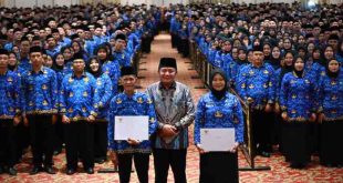 Gubernur Sumsel, Herman Deru bersama ribuan PPPK yang baru dilantik, Kamis (5/6/2025). Foto: Humas Pemprov Sumsel.