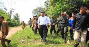 Gubernur Sumsel, Herman Deru saat meninjnau Jalan Nigata, Prabumulih, Selasa (10/6/2025). Foto: Humas Pemprov Sumsel.