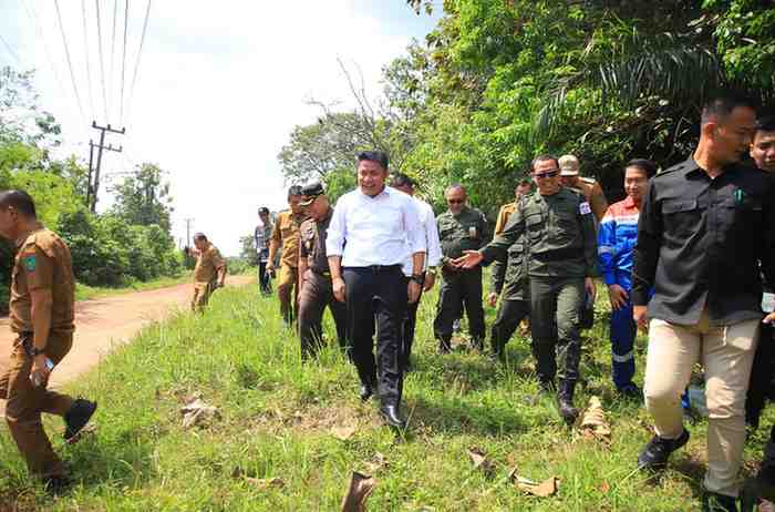 Gubernur Sumsel, Herman Deru saat meninjnau Jalan Nigata, Prabumulih, Selasa (10/6/2025). Foto: Humas Pemprov Sumsel.