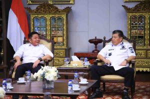 Gubernur Sumatera Selatan (Sumsel) H. Herman Deru menerima kunjungan Gubernur Kepulauan Bangka Belitung (Babel) Hidayat Arsani di Griya Agung Palembang, Rabu (18/6/2025). Foto: Humas Pemprov Sumsel.