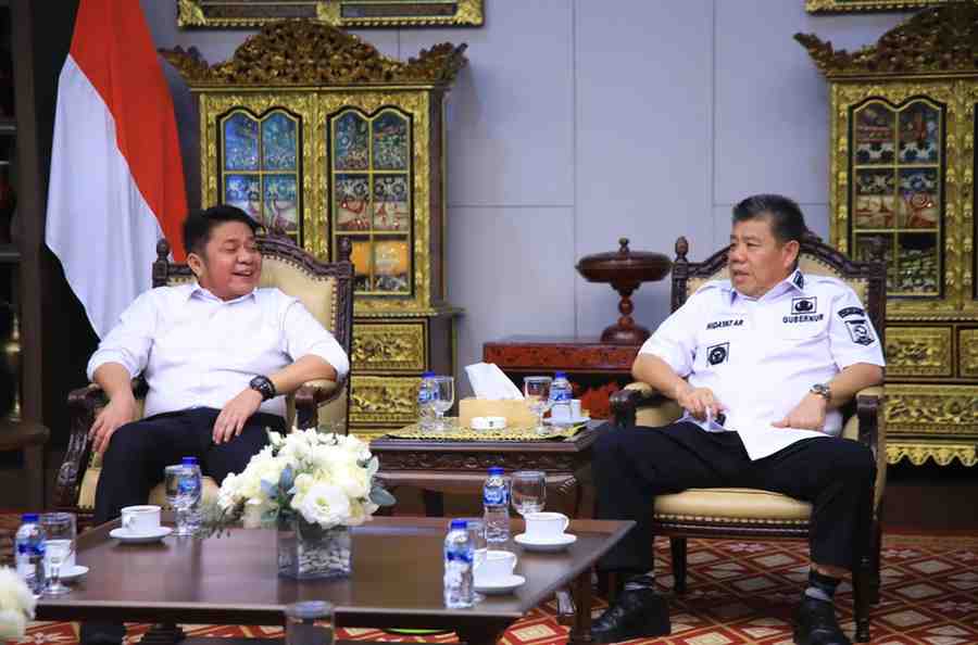 Gubernur Sumatera Selatan (Sumsel) H. Herman Deru menerima kunjungan Gubernur Kepulauan Bangka Belitung (Babel) Hidayat Arsani di Griya Agung Palembang, Rabu (18/6/2025). Foto: Humas Pemprov Sumsel.