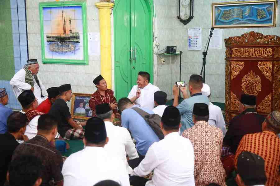 Gubernur Sumatera Selatan H. Herman Deru mengisi awal Tahun Baru Islam 1447 Hijriah dengan kegiatan penuh makna bersama warga Karang Jaya, Kecamatan Gandus, Palembang, Jumat (27/6/2025). Ia melaksanakan salat Jumat di Masjid Al-Ikhlas. Foto: Humas Pemprov Sumsel.
