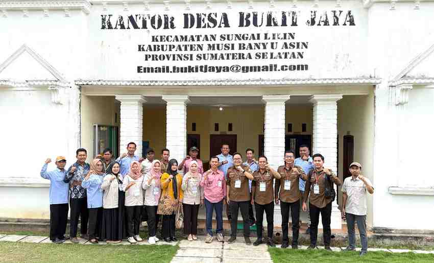 Dinkominfo Muba melaksanakan kegiatan pendampingan peningkatan kapasitas bagi Pejabat Pengelola Informasi dan Dokumentasi (PPID) Desa di Desa Bukit Jaya dan Desa Sumber Rejeki, Kecamatan Sungai Lilin, Kamis (18/6/2025). Foto: Kominfo Muba.