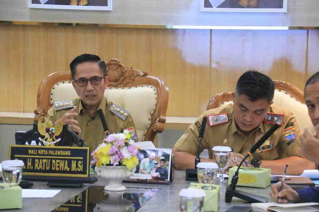 Walikota Palembang, Ratu Dewa memimpin rapat tindaklanjut penertiban kawasan Pasar 16 Ilir Palembang, Senin (30/6/2025). Foto: Kominfo Palembang.