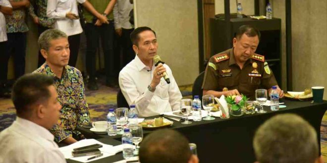 Walikota Palembang Ratu Dewa melakukan Rapat Koordinasi (Rakor)terkait tindak lanjut permohonan Legal Opinion/Pendapat Hukum, di Hotel Arista, Rabu (4/6/2025). Foto: Kominfo Palembang.