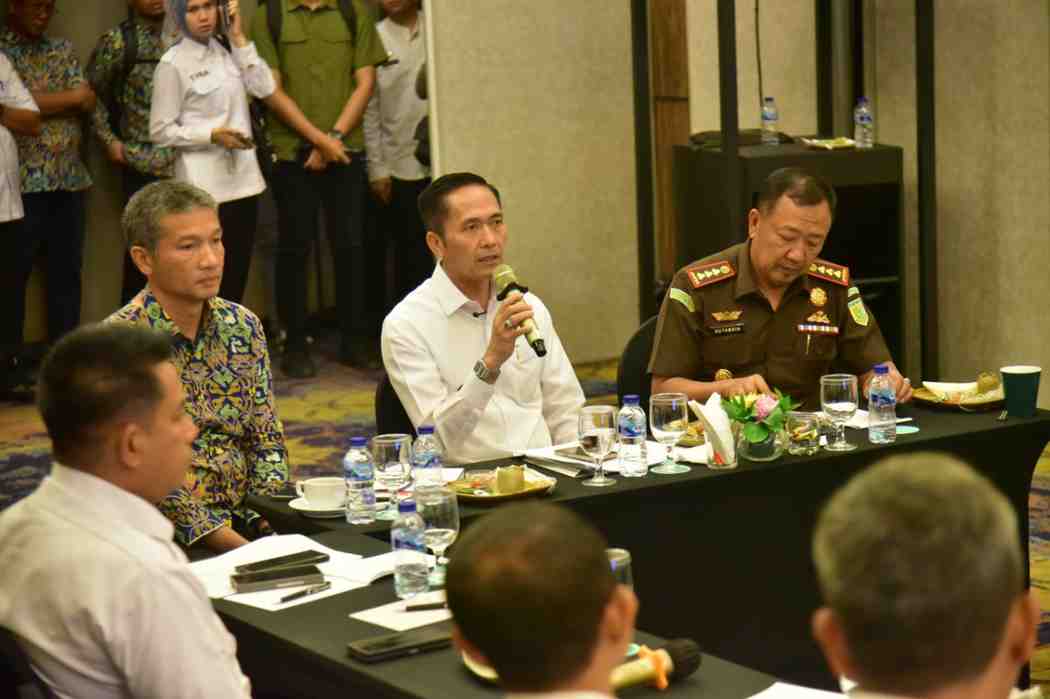 Walikota Palembang Ratu Dewa melakukan Rapat Koordinasi (Rakor)terkait tindak lanjut permohonan Legal Opinion/Pendapat Hukum, di Hotel Arista, Rabu (4/6/2025). Foto: Kominfo Palembang.