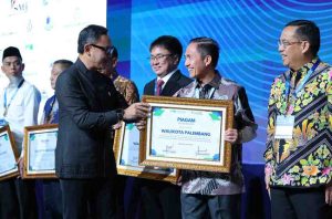 Walikota Palembang Ratu Dewa menerima penghargaan dari Persatuan Perusahaan Air Minum Seluruh Indonesia (Perpamsi) yang diserahkan langsung oleh Wamendagri Bima Arya di Ruang Merak Jakarta Internasional Convention Center, Kamis (12/6/2025). Foto: Kominfo Palembang.