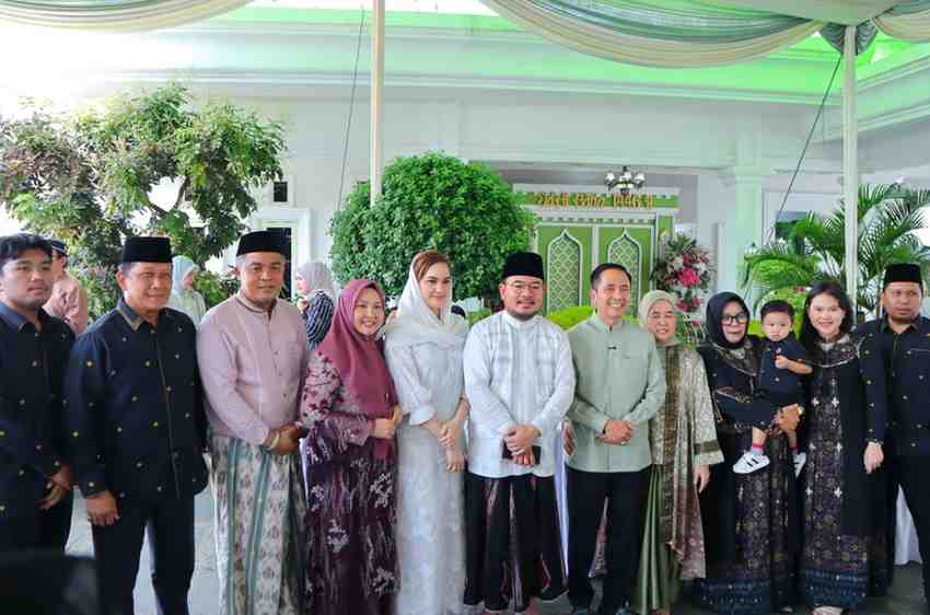 Walikota Palembang, Rayu Dewa dan Wawako Prima Salam foto bersama keluarga, Jumat (6/6/2025). Foto: Kominfo Palembang.