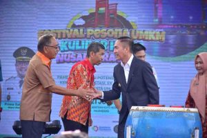 Walikota Palembang, Ratu Dewa saat membuka Pesona UMKM dan Kuliner Halal Nusantara 2025 di Plaza Benteng Kuto Besak (BKB), Kamis (19/6/2025). Foto: Kominfo Palembang.