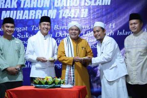 Walikota Palembang, Ratu Dewa menyambut tahun baru Islam di halaman Masjid Miftahul Jannah, Sematang Borang, Kamis (26/6/2025) malam. Foto: Kominfo Palembang..