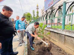 Walikota Palembang Ratu Dewa menanamkan lengkeng dan rambutan di halaman Masjid Agung, sebagai pencanangan Gerakan Kota Palembang Menanam Buah, Kamis (26/6/2025) sore. Foto: Kominfo Palembang.