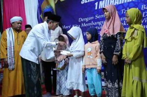 Dalam rangkau tahun baru Islam 1447 H, Walikota Palembang Ratu Dewa memberikan santunan kepada anak-anak kurang mampu, Kamis (26/6/2025). Foto: Kominfo Palembang.