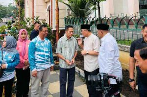 Walikota Palembang, Ratu Dewa berbincang jelang pencanangkan Gerakan Menanam Buah di halaman Masjid Agung, Palembang, Kamis (26/6/2025). Foto: Kominfo Palembang.