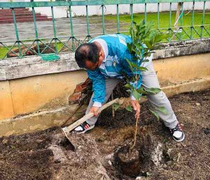 Gerakan Menanam Buah di halaman Masjid Agung, Palembang, Kamis (26/6/2025). Foto: Kominfo Palembang.