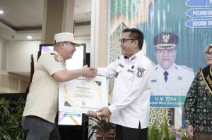 Bupati Muba, HM Toha menyerahkan penghargaan bidang kearsifan, Rabu (18/6/2025). Foto: Kominfo Muba.