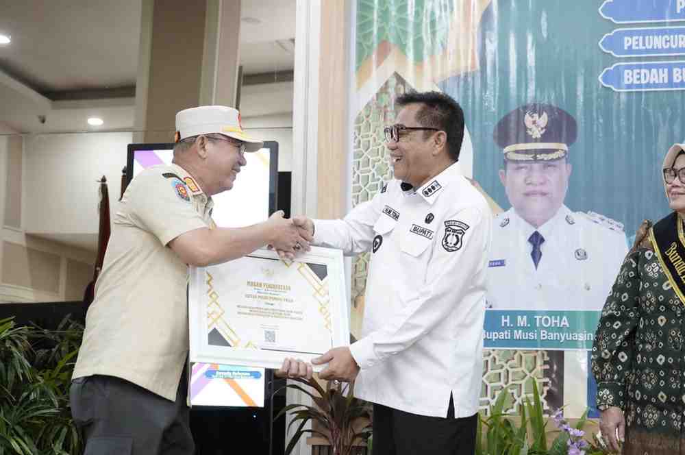 Bupati Muba, HM Toha menyerahkan penghargaan bidang kearsifan, Rabu (18/6/2025). Foto: Kominfo Muba.