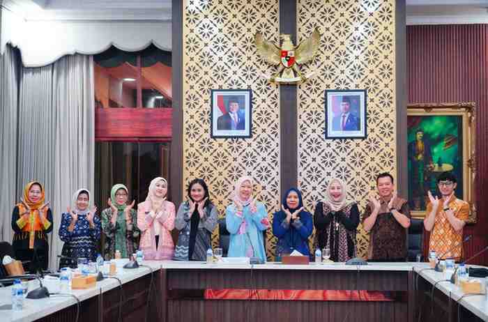 Ketua Ketua Dewan Kerajinan Nasional Daerah (Dekranasda) Provinsi Sumatera Selatan, Hj Febrita Lustia Herman Derui menghadiri peluncuran Dekranas Award 2025 secara virtual bersama Ketua Harian Dekranas, Tri Tito Karnavian, dari Griya Agung Palembang, Kamis (19/6/2025) sore. Foto: Humas Pemprov Sumsel.