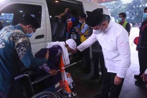 Sekda Sumsel, Edward Candra menyalami salah seorang jemaah risti asal Kloter 1 OKU Timur, Jumat (13/6/2025). Foto: Humas Pemprov Sumsel.
