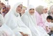 HJ Febrita Lustia sholat Idul Adha berjemaah di halaman Griya Agung, Palembang, Jumat (6//6/2025). Foto: Humas Pemprov Sumsel.