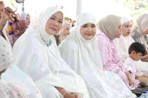 HJ Febrita Lustia sholat Idul Adha berjemaah di halaman Griya Agung, Palembang, Jumat (6//6/2025). Foto: Humas Pemprov Sumsel.