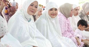 HJ Febrita Lustia sholat Idul Adha berjemaah di halaman Griya Agung, Palembang, Jumat (6//6/2025). Foto: Humas Pemprov Sumsel.
