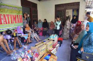 Ketua Tim Penggerak PKK Kota Palembang Dewi Satrani Ratu Dewa melakukan kunjungan sosial ke Panti Jompo Boarding Care Noor Fatimah yang berlokasi di Jalan Letnan Murod KM 5, Kamis (20/6/2025). Foto: Kominfo Palembang.