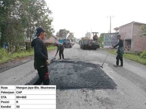 Perbaikandarurat jalan Sekayu-Mura. Foto: DOk PUPR Muba.