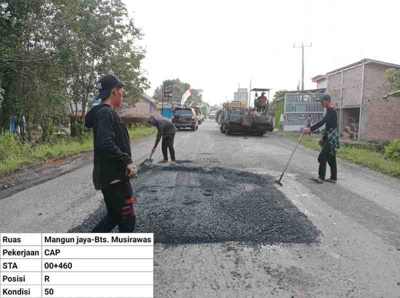 Perbaikandarurat jalan Sekayu-Mura. Foto: DOk PUPR Muba.