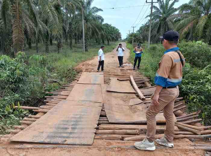 Jembatan menuju Desa Warga Mulya (B4), Kecamatan Plakat Tinggi yang rusak. Foto: Dok PUPR Muba.