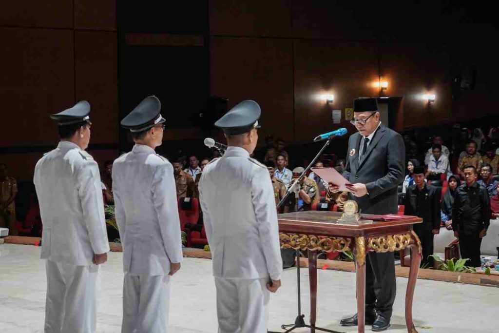 Bupati Muba, HM Toha mengambil sumpah dan melantik tiga Kepala Desa Antar Waktu (PAW), Senin (2/6/2025). Foto: Kominfo Muba.